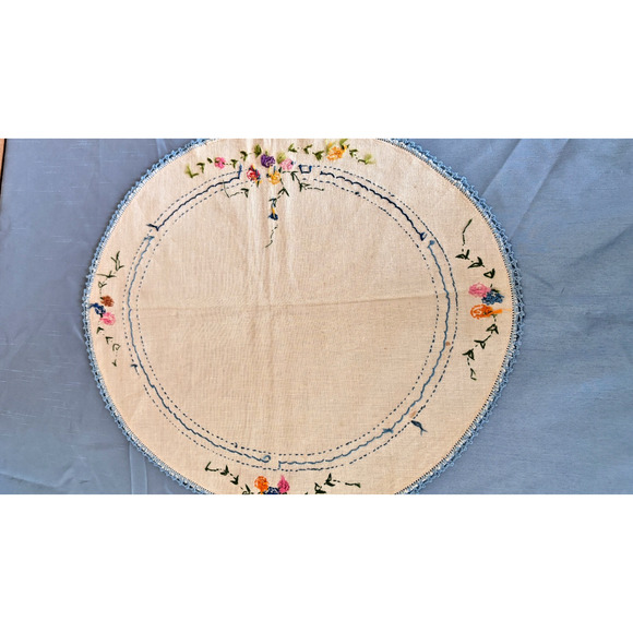 Vintage Embroidered French knot Floral, Scarf Oval Crochet Edge Floral 1950 - Picture 4 of 15